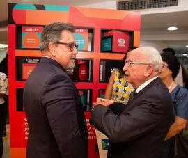 Fotografia dos presentes na inauguração da exposição “Congressos e Encontros: em Construção da Ci...