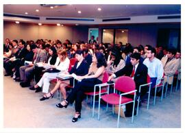 Fotografia dos ouvintes de uma palestra realizada no auditório da AMPERJ