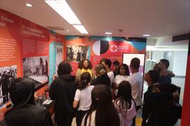 Fotografia dos estudantes da EM General Tasso Fragoso e de Nayara dos Santos