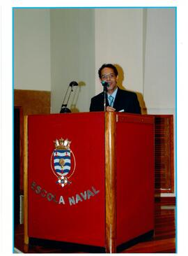 Fotografia de Saint-Clair do Nascimento Júnior durante seu discurso na cerimônia de entrega das i...