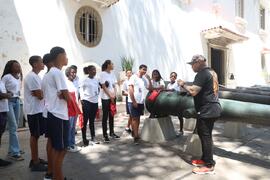 Fotografia dos estudantes da EM General Tasso Fragoso durante a mediação conduzida pelo Historiad...