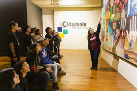 Fotografia dos alunos do Colégio Estadual Nova Alvorada no eixo expositivo "Cidadania em con...