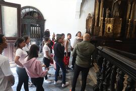 Fotografia dos estudantes da EM General Tasso Fragoso na igreja de Nossa Senhora do Bonsucesso