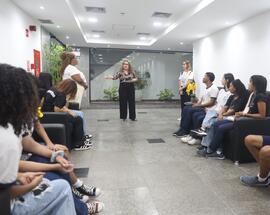 Fotografia dos visitantes do Colégio Estadual Vereador Percy Batista Crispim durante a fala intro...