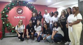 Fotografia dos visitantes do CE Vereador Percy Batista Crispim junto a integrantes do CDM e à pro...