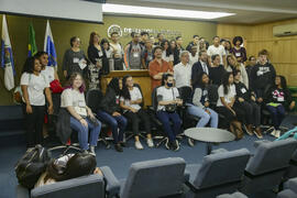 Fotografia dos alunos da EM República do Peru no plenário da Defensoria Pública do RJ