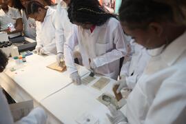Fotografia dos estudantes do IE Professor Carlos Pasquale durante a dinâmica de higienização e ac...
