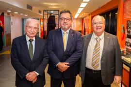 Fotografia dos presentes na inauguração da exposição “Congressos e Encontros: em Construção da Ci...