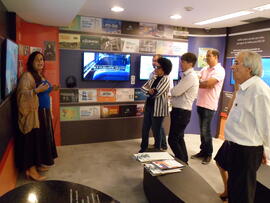 Fotografia da historiadora responsável pelo Centro de Memória, Nataraj Trinta, apresentando aos i...