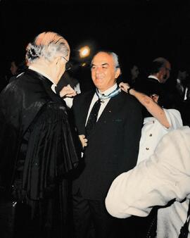 Fotografia de Leôncio de Aguiar Vasconcellos recebendo o Colar do Mérito Judiciário