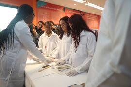 Fotografia dos estudantes do CE Missionário Mário Way durante a dinâmica de higienização e acondi...