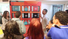 Fotografia de Deivson Sabadini e Samara Tarouquela junto a um estudante, enquanto interagem com o...