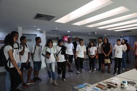 Fotografia dos estudantes do  CIEP Carlos Drummond de Andrade durante a dinâmica de higienização ...