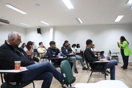 Fotografia do discurso da historiadora Nataraj Trinta para os estudantes da Escola Municipal Prof...