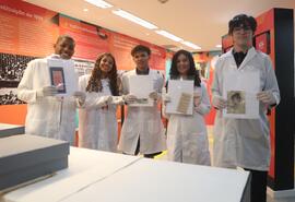 Fotografia dos estudantes da EM José de Alencar que participaram da dinâmica do acervo