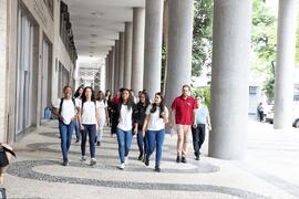 Fotografia dos estudantes do Ginásio Experimental Olímpico Juan Antonio Samaranch caminhando na &...