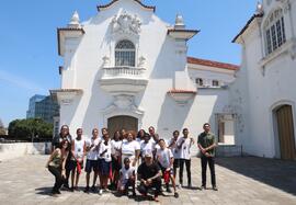 Fotografia dos visitantes da Escola Municipal General Tasso Fragoso junto à equipe do CDM e ao hi...