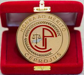 Fotografia da medalha "Honra ao Mérito - CEPROJUS"
