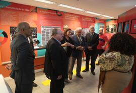 Fotografia de Nayara dos Santos, enquanto apresenta o painel interativo dos cubos aos membros do ...