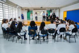 Fotografia da palestra realizada na Escola Municipal Cívico-Militar em função do projeto Calçada ...