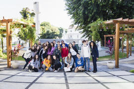 Fotografia dos alunos da Escola Eliezer Max em frente ao chafariz da Praça Procurador-Geral de Ju...
