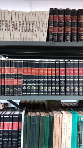 Fotografia de algumas obras do acervo da biblioteca "Procurador-Geral de Justiça Clóvis Paul...