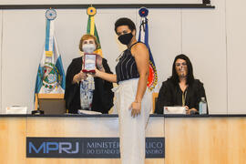 Fotografia da Promotora de Justiça, Débora da Silva Vicente, recebendo o Colar do Mérito do MPRJ