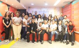 Fotografia dos visitantes do CIEP Dr. Ernesto Che Guevara junto aos integrantes da equipe do CDM