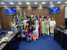 Fotografia dos representantes do projeto "Calçada da Cidadania" junto dos alunos da red...