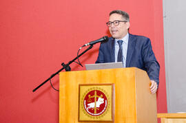 Fotografia do Promotor de Justiça Luiz Cláudio Carvalho de Almeida discursando em evento do Minis...