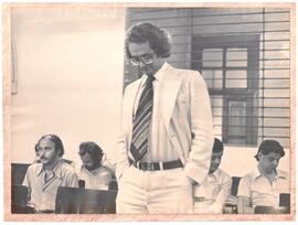 Fotografia do professor João Marcello de Araújo Júnior em sala de aula