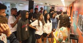 Fotografia dos estudantes da EM José de Alencar durante a mediação de Samara Tarouquela