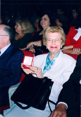 Fotografia de Jarcléa Pereira Gomes durante a entrega da medalha Campos Salles