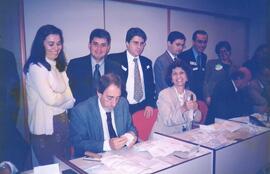 Fotografia da mesa eleitoral durante a apuração de votos das chapas azul e verde da Associação do...