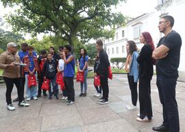 Fotografia dos estudantes do CE Missionário Mário Way junto aos integrantes da equipe do CDM e ao...