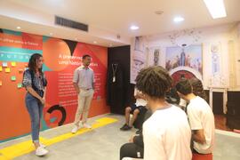 Fotografia de Deivson Sabadini e Samara Tarouquela na visita guiada com os estudantes da EM Gener...