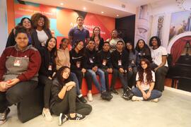 Fotografia dos integrantes do Centro de Memória junto aos visitantes do CE Missionário Mário Way