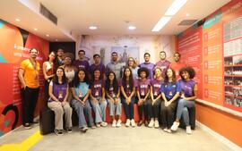 Fotografia de Patricia Carvão e da equipe do Centro de Memória (CDM) junto aos visitantes do CIEE