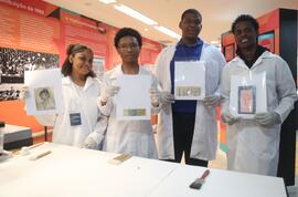 Fotografia dos estudantes do CE Missionário Mário Way que participaram da dinâmica do acervo