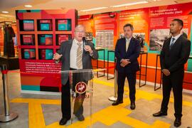 Fotografia de Márcio Klang discursando na inauguração da exposição "Congressos e Encontros: ...