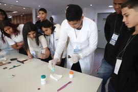 Fotografia de um estudante da Escola Municipal Professor Joaquim da Costa Ribeiro realizando a at...