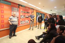 Fotografia de Márcio Klang junto aos integrantes do CDM e aos estudantes do Colégio Estadual Miss...