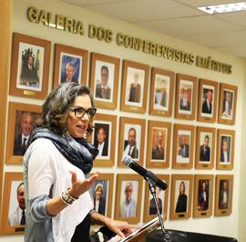 Fotografia do discurso de Heloísa Carpena Vieira de Mello durante solenidade na Galeria dos Confe...