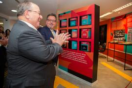 Fotografia de Antonio José Campos Moreira e Márcio Klang após o descerramento da faixa inaugural