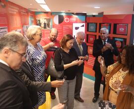 Fotografia dos membros do OECPJ do MPRJ enquanto observam os insetos em tubos de ensaio