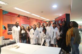 Fotografia dos integrantes da equipe do Centro de Memória junto aos visitantes da EM General Tass...