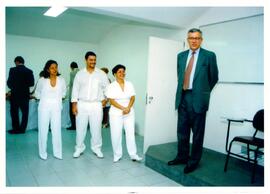 Fotografia de Marfan Martins Vieira discursando na inauguração do consultório odontológico da AMPERJ