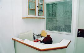 Fotografia da mesa de recepção do consultório odontológico pela Associação do Ministério Público ...