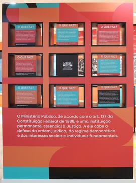 Fotografia do painel dos cubos interativos
