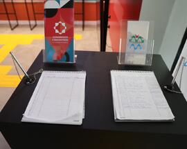 Fotografia dos folders e cadernos de presença